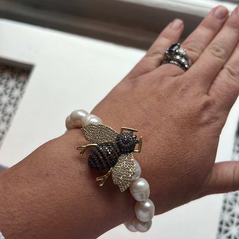 NWOT pearl bracelet with navy rhinestones